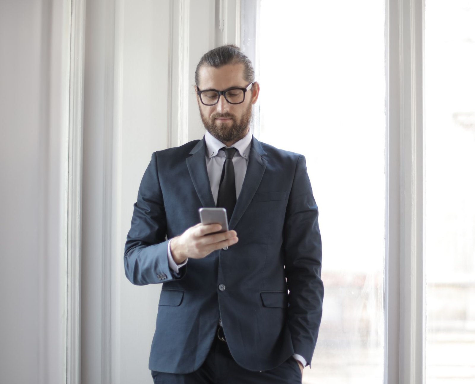 Profesional de BCM Contadores revisando la gestión financiera de un cliente